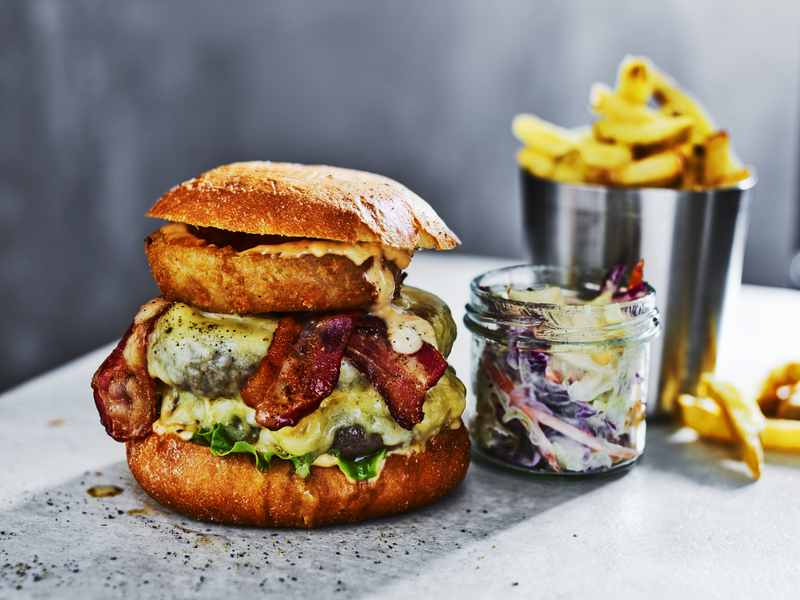 Burger met frietjes en coleslaw bij O'Learys