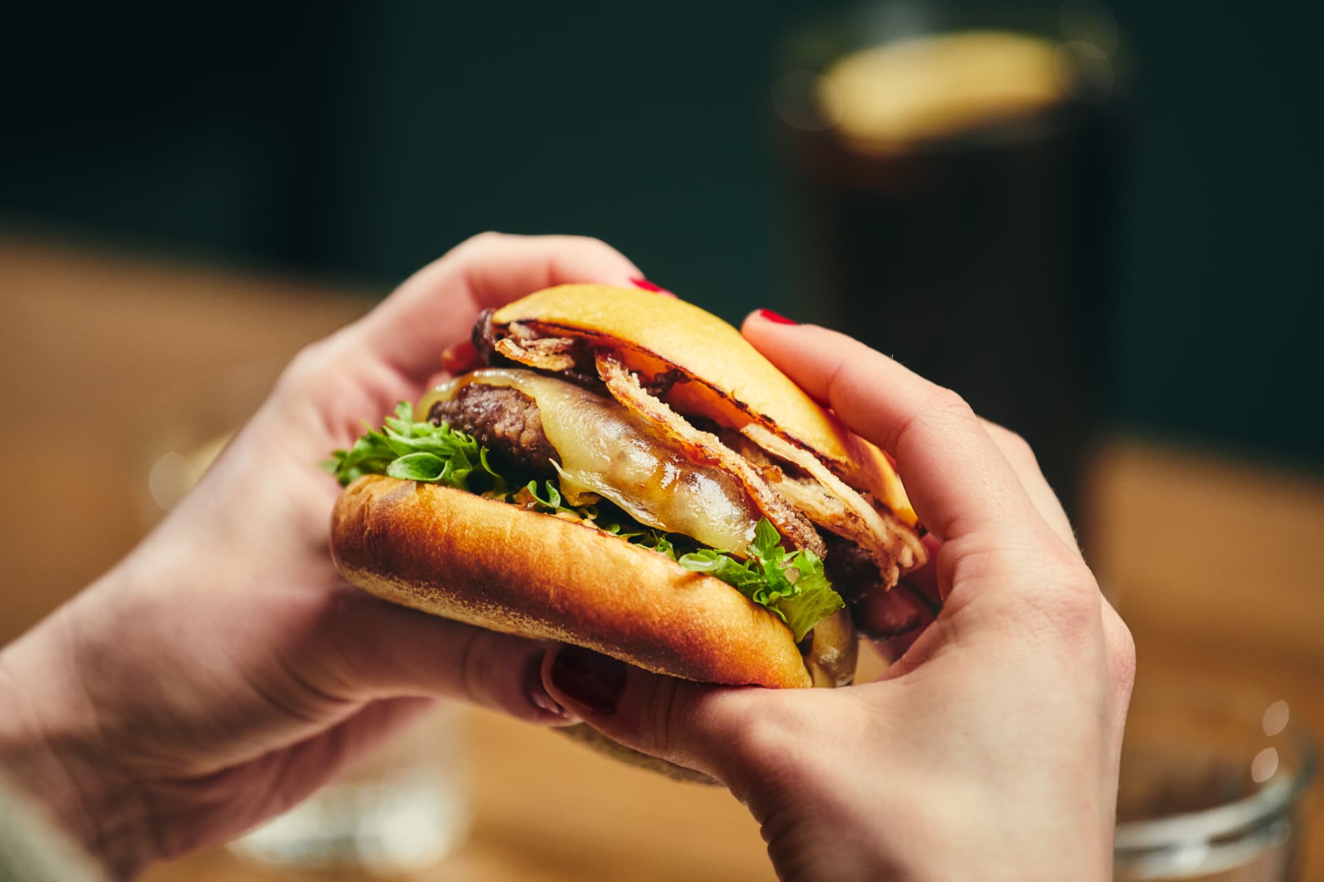Burger met bacon en cheddar bij O'Learys