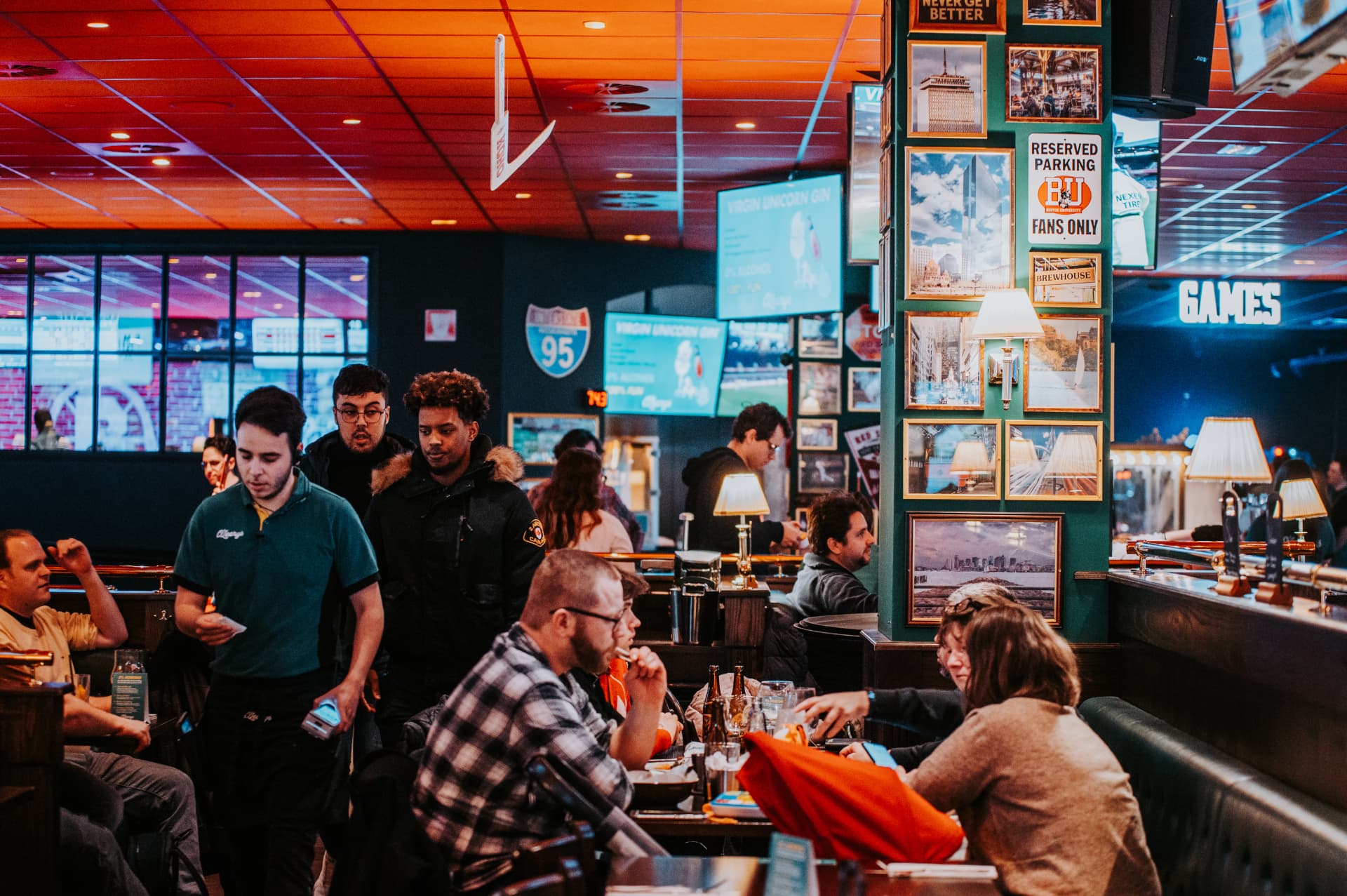 Gasten aan tafel in de sportsbar van O'Learys