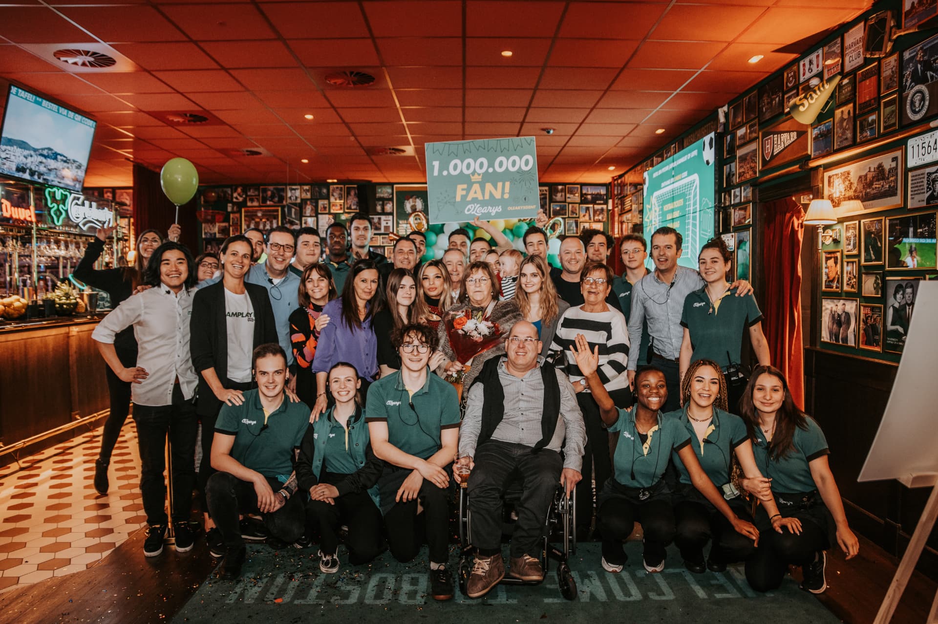 Het team van O'Learys Gent viert de 1.000.000ste fan