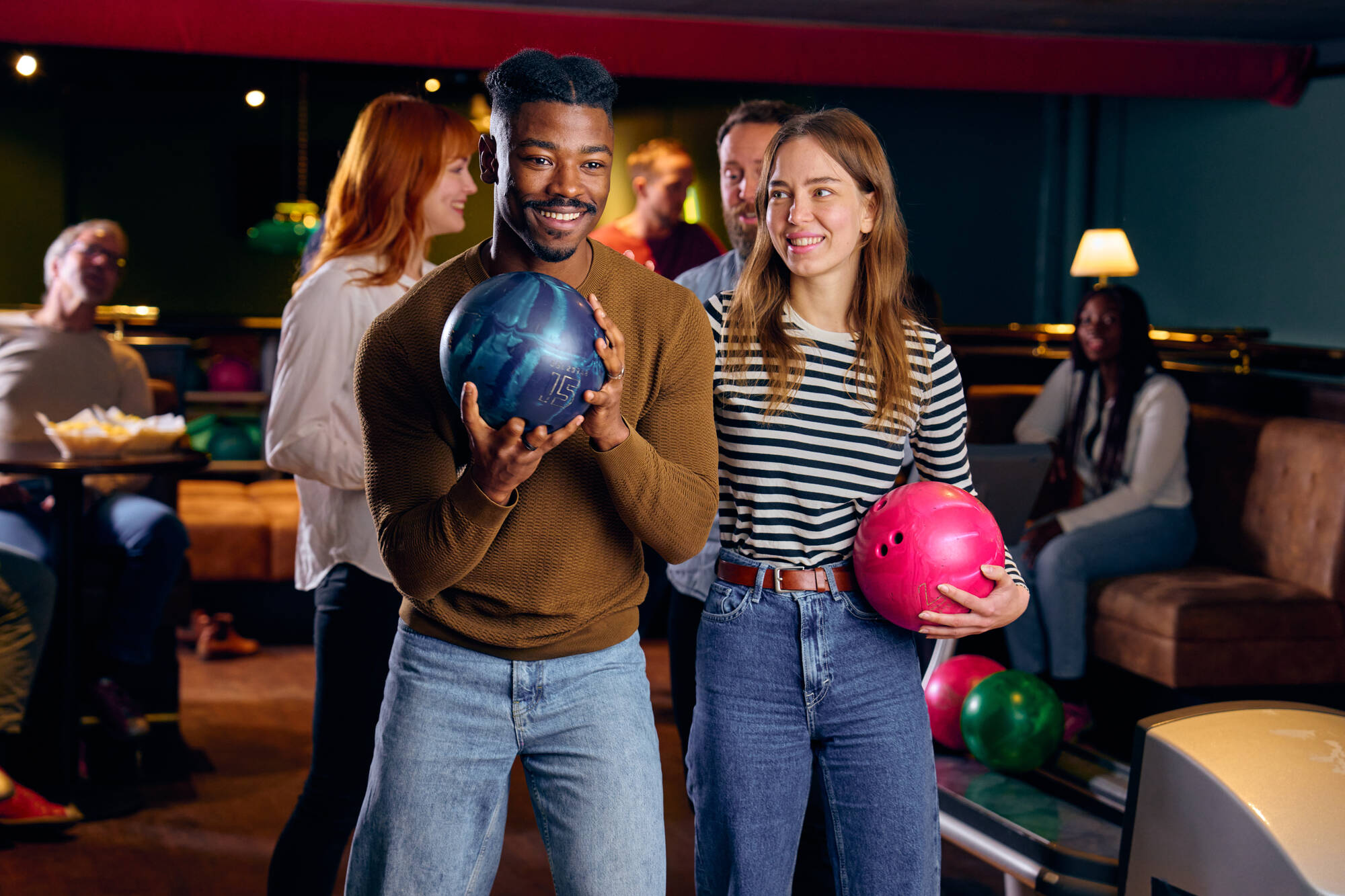 Twee gasten met bowlingballen op de bowlingbaan bij O'Learys